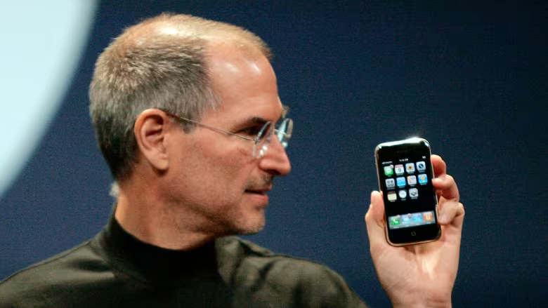 steve jobs holding the first iphone